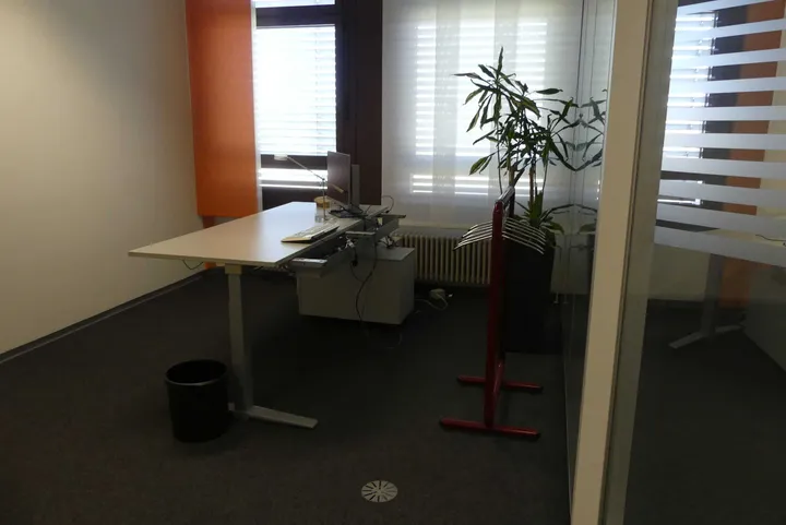 Rauminhalt mit 1x Schreibtischarbeitsplatz, elektrisch höhenverstellbar